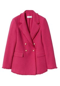 Blazer rose texturé pour femme avec boutons doubles en perle, revers crantés, poches à rabat et bords effilochés.