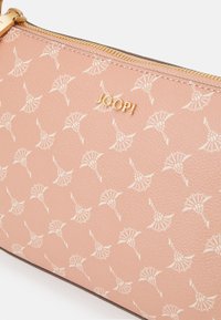 Rosa syntetisk skinn clutch med en teksturert overflate, som har et gjentakende hvitt vifte mønster, gull hardware, og en glidelås lukking.