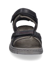 Czarna sandały z regulowanymi paskami, szare zamszowe wnętrze, teksturowana podeszwa i czerwone przeszycie na pasku. Otwarty nos.