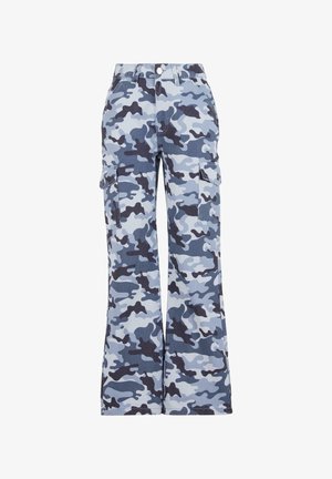 Világoskék és sötétkék álcázó mintájú cargo nadrág. Pamut anyag, harangszárak, oldalsó zsebek és gombos zárás.