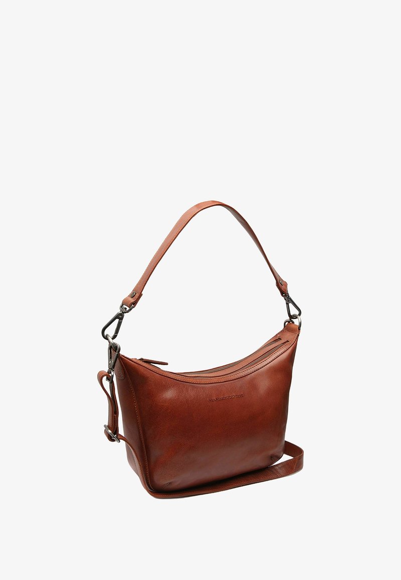 Borsa a spalla in pelle marrone con una singola tracolla regolabile, texture liscia, forma curvata, apertura con cerniera e discreto dettaglio in logo impresso.