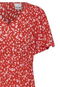 Robe rouge avec motif floral rose et violet, encolure en V, manches courtes et taille froncée, étiquette de la marque "ICHI".