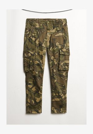 Cargo bukser i camouflage-mønster, med flere sidelommer, knaplukning og lige ben i nuancer af grøn og brun.