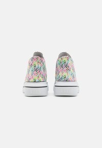 Kleurige instapschoenen met een meerkleurig abstract hartpatroon, een witte zool en merkaccenten op de hak voor stabiliteit en stijl.