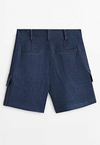 Short en denim bleu foncé avec passants de ceinture, deux poches arrière fendues et poches cargo latérales avec rabats sur fond blanc.