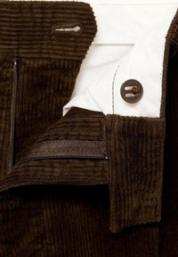 Tissu en velours côtelé marron avec une texture côtelée verticale, doté d'une doublure intérieure blanche, d'une fermeture éclair et d'un bouton foncé en accent.