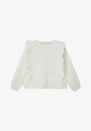 Camisa blanca de manga larga con cuello redondo, que presenta un diseño de volantes en el escote y las mangas, tela texturada y un corte holgado.