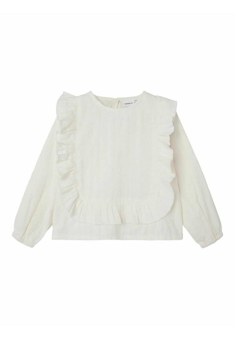 Camisa blanca de manga larga con cuello redondo, que presenta un diseño de volantes en el escote y las mangas, tela texturada y un corte holgado.