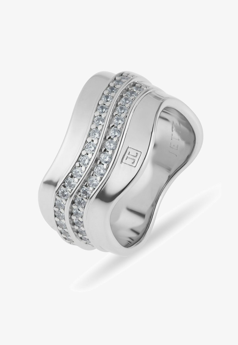 Brede zilveren ring met gebogen vorm, voorzien van twee rijen kleine heldere steentjes en een gegraveerd logo op de ringband.