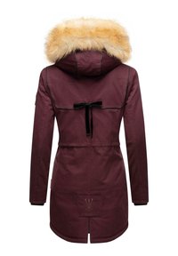  Bordo parka su kailiu apkarpytu kapučiu, juosmenyje su juodu kaspinu ir dekoratyviniu logotipu ant apačios. Ilgos rankovės ir pamušalas.