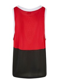 Rød og svart ermeløs treningstopp, med mesh tekstur, rund halslinning, og kontrastfarget hvit kant på skuldrene.