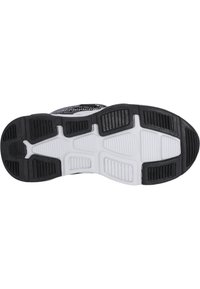 Schwarz-weiße Sport-Schuhsohle mit einem strukturierten Gummidesign, flexiblen Rillen und ausgeprägten Traktionsmustern.
