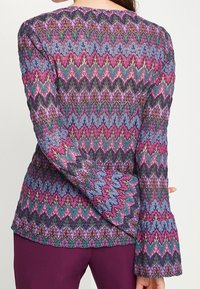 comma Sweter