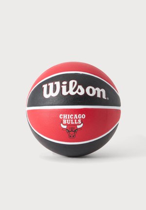 Balón de baloncesto Wilson rojo y negro con el logo de Chicago Bulls y texto sobre un fondo blanco liso.