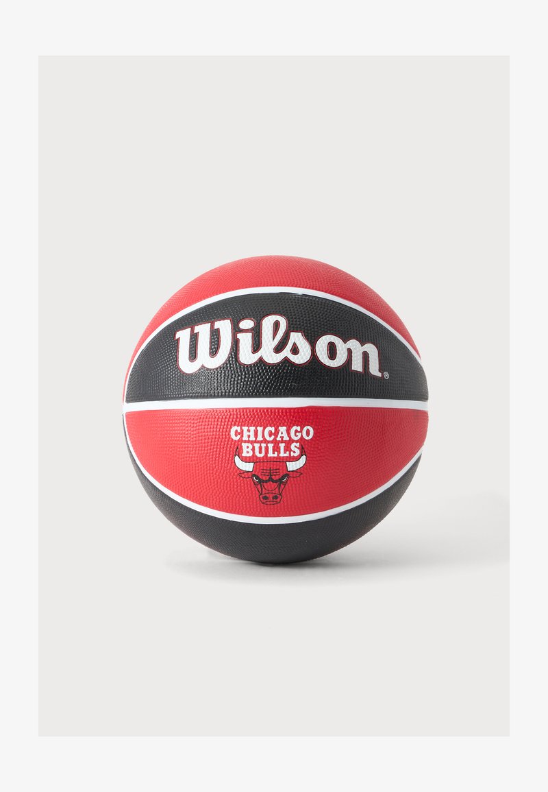 Червена и черна баскетболна топка Wilson с логото на Chicago Bulls и текст на обикновен бял фон.