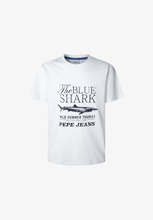 Fehér pamut póló, amelyen grafikai nyomtatás található "A KÉK CÁPA" szöveggel és egy cápa illusztrációjával. Márka logó: Pepe Jeans.