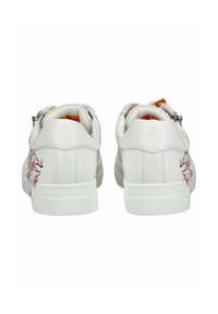 Weiße Ledersneaker mit floraler Stickerei in Pink, einer Gummisohle und einem gepolsterten Innenbereich, von hinten betrachtet.