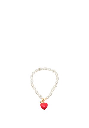 Pulsera de perlas con cuentas blancas irregulares y un colgante en forma de corazón rojo sujeto por un pequeño broche dorado.