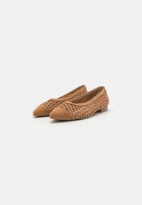 Ballerines marron avec une tige tissée au design texturé, un embout en daim et un talon bas, offrant un style léger et respirant.
