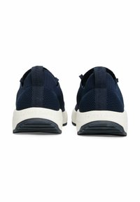 Baskets slip-on en maille marine avec un design texturé, un haut élastique et des semelles en caoutchouc blanc. Présente la marque "TOMMY JEANS" sur le talon.