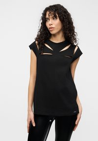 Μαύρο T-shirt με κοψίματα στους ώμους και το λαιμό, κοντά μανίκια και άνετη εφαρμογή. Κατασκευασμένο από μαλακό, ελαστικό ύφασμα.