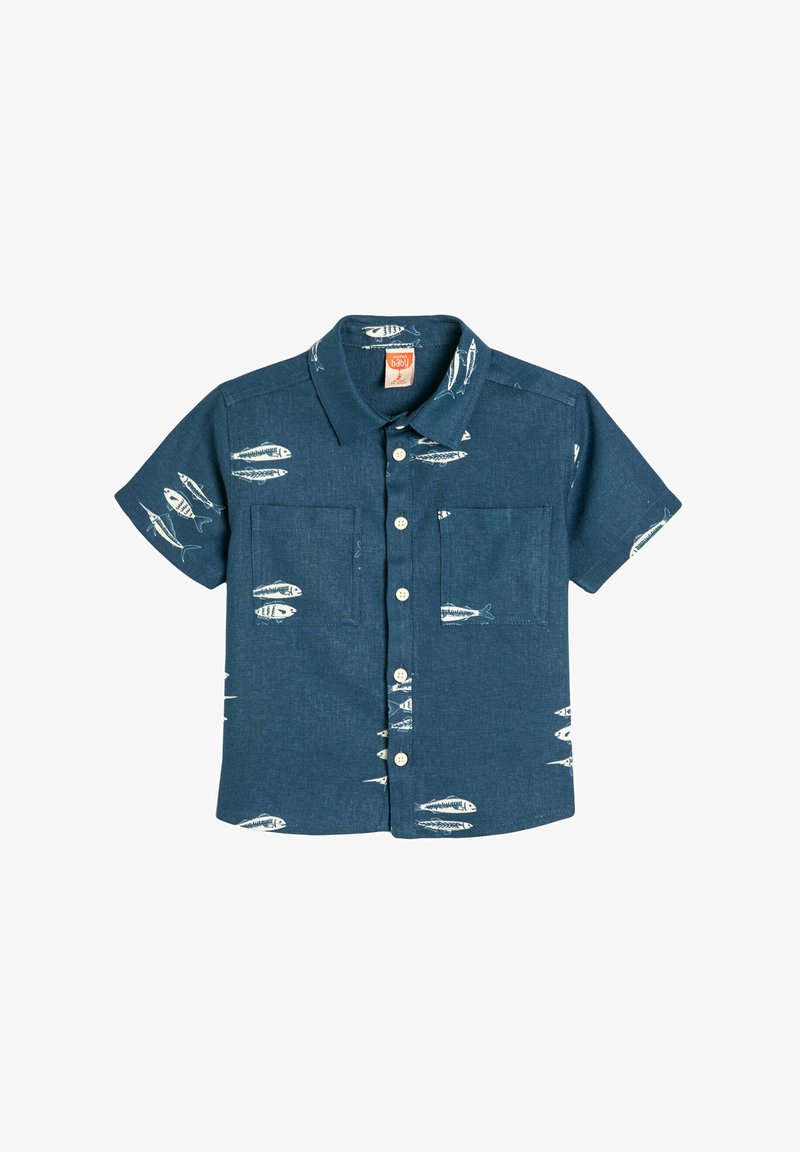 Kortærmet, knap-up skjorte i marineblå stof, med hvide fiskemønstre og to brystlommer til detaljer.