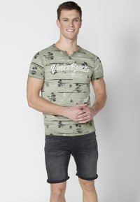 Koroshi SHORT SLEEVE - Apdrukāts T-krekls - kaki khaki