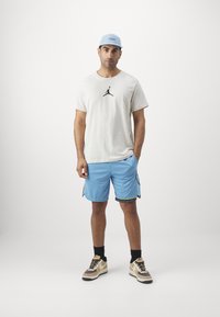 Jordan JUMPMAN SHORT SLEEVE CREW - T-skjorte til trening - legend light brown/black