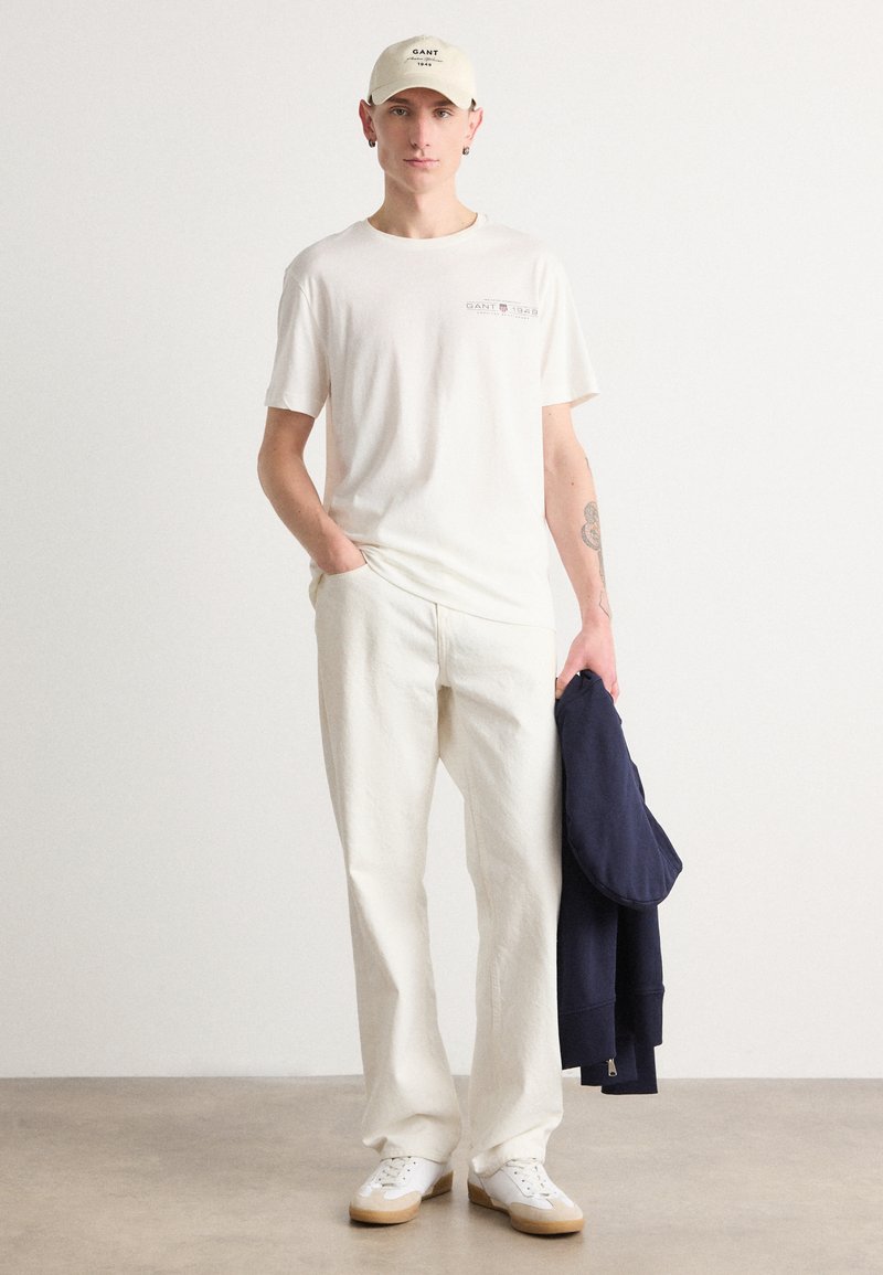 GANT PRINTED GRAPHIC - Triko s potiskem - eggshell