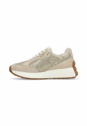 Sneaker beige con tomaia in pelle scamosciata e mesh con accenti dorati, intersuola bianca e suola in gomma marrone. Chiusura con lacci e dettaglio logo.