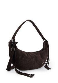 Brązowa torba hobo z zamszu o zaokrąglonym kształcie, regulowanym paskiem, zamkiem błyskawicznym i bocznymi frędzlami dla dodatkowego detalu.
