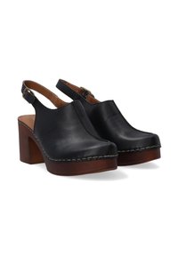 Černé kožené slingback dřeváky s prohnutým designem, hnědým dřevěným blokovým podpatkem a kontrastním šitím podél podrážky.