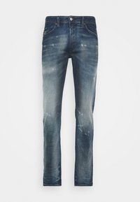 Jeans de mezclilla azul con un corte recto, que presentan un lavado descolorido, un leve desgaste, diseño de cinco bolsillos y un cierre de botón metálico.