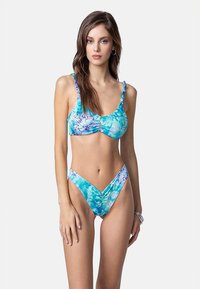 Completo bikini in blu acqua con motivi floreali, caratterizzato da spalline arricciate e parte inferiore a vita alta. Tessuto liscio e elasticizzato.