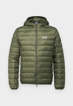 Giacca a vento puffer verde oliva con cappuccio, design trapuntato, zip frontale completa e logo EA7 sul petto. Tessuto liscio e leggero.