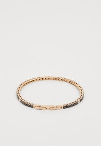 Armbanduhr aus Roségold mit einem strukturierten, ineinandergreifenden Kettendesign. Besetzt mit schwarzen Steinen auf einer Seite und einem Verschluss mit einem Markenlogo.