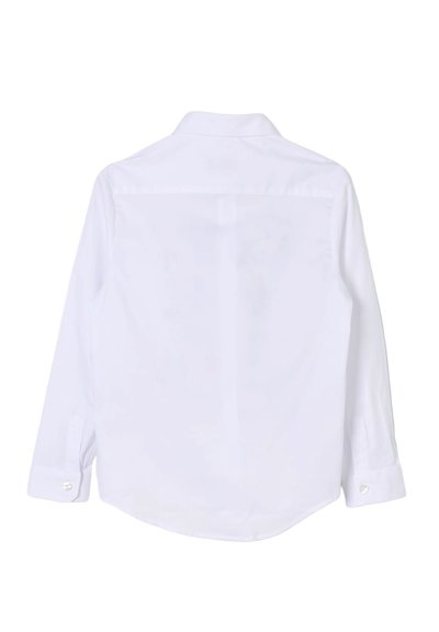 Camicia bianca a maniche lunghe realizzata in tessuto liscio, con collo classico, polsini abbottonati e un semplice design con yoke posteriore.