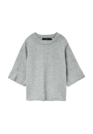 Un pull tricoté gris clair avec de larges manches aux coudes et un col rond à côtes, ainsi que des poignets et un ourlet à côtes.