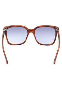 Guess QUADRATISCHE FORM - Aurinkolasit - havanna blonde