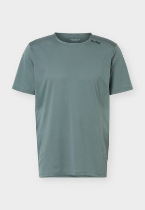 Lyhythihainen, vaalean harmaanvihreä urheilupaita pyöreällä kaula-aukolla ja "BORG"-tekstilogolla vasemmalla olkapäällä.