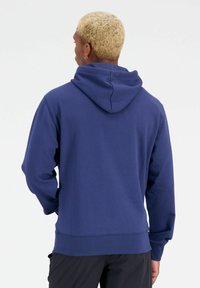 New Balance ESSENTIALS STACKED LOGO HOODIE - Jersey con capucha - nb navy