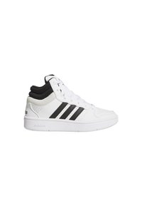 Biały, wysokotomowy sneaker Adidas z czarnymi paskami i wyściełanym czarnym kołnierzem wokół kostki, widoczny z boku na białym tle.