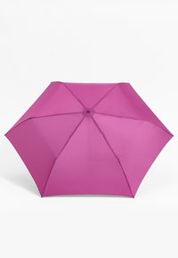 Ombrello viola con una leggera canopy semi-trasparente, otto pannelli con una sommità arrotondata e un mozzo centrale di colore nero.