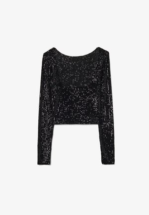 Top negro de manga larga adornado con lentejuelas brillantes, con un escote amplio y una silueta corta. Textura suave con un diseño ajustado.
