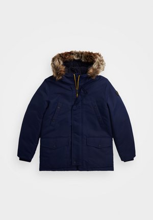 Veste parka marine avec une capuche bordée de fausse fourrure, zips et boutons-pression, deux poches avant et un intérieur doux et texturé.