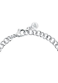 Bracciale in argento a catena con anelli ovali, dotato di chiusura a gancio e di un piccolo pendente circolare con un design a foglia. Finitura liscia e lucida.