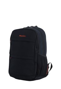 Mochila de tela negra con una textura suave, que cuenta con múltiples cremalleras y un logo naranja de "Discovery". Compartimento lateral de malla para botella de agua.