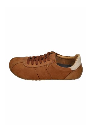 Brauner Wildleder-Casual-Sneaker mit braunen Schnürsenkeln, perforierten Details an den Seiten und beigem Fersenlasche, von der Außenseite gezeigt.