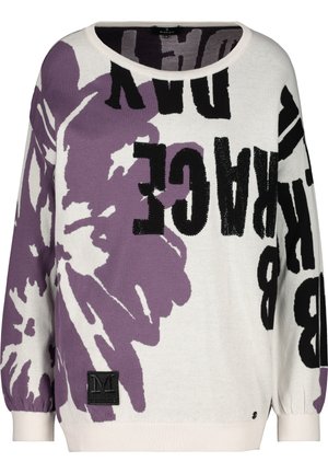 Hvid og lilla langærmet sweater med stort abstrakt blomsterprint og fed sort tekst i forskellige retninger.