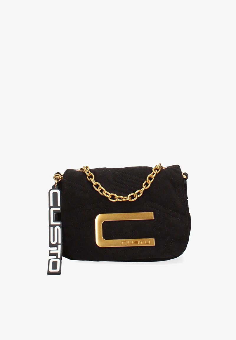 Borsa a tracolla in suede nera con catena dorata, caratterizzata da un audace logo 'C' in oro e un motivo testurizzato sulla superficie. Include un'etichetta con il marchio.